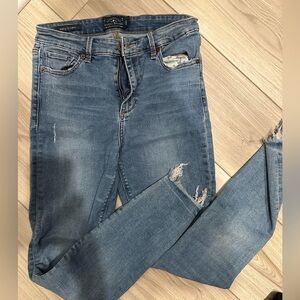 Lucky Brand Mid Rise Skinny Distressed Jeans in Size 6/ 28